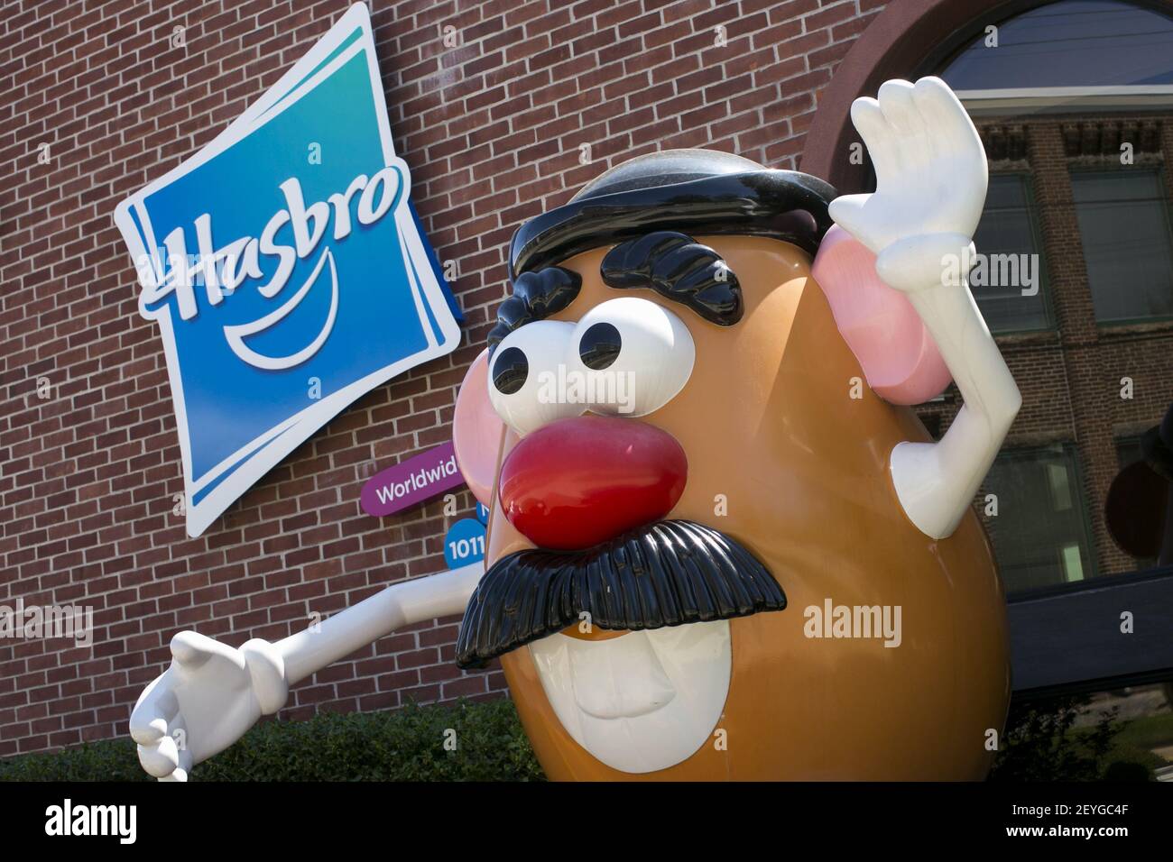 Der Hauptsitz Von Hasbro Toys In Pawtucket, Rhode Island Am 25. August  2013. Das Unternehmen, Das Für Kultige Spielzeuge Wie Mr. Potato Head  Bekannt Ist, Ist Auch Die Muttergesellschaft Von Spielzeugmarken Wie