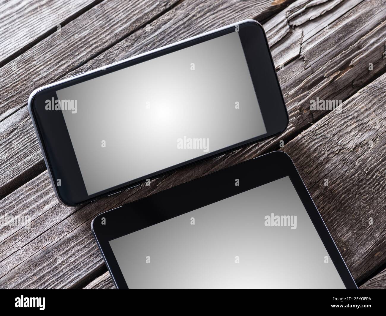 Smartphone und Tablet-pc auf einem Desktop. Beschneidungspfade enthalten. Stockfoto