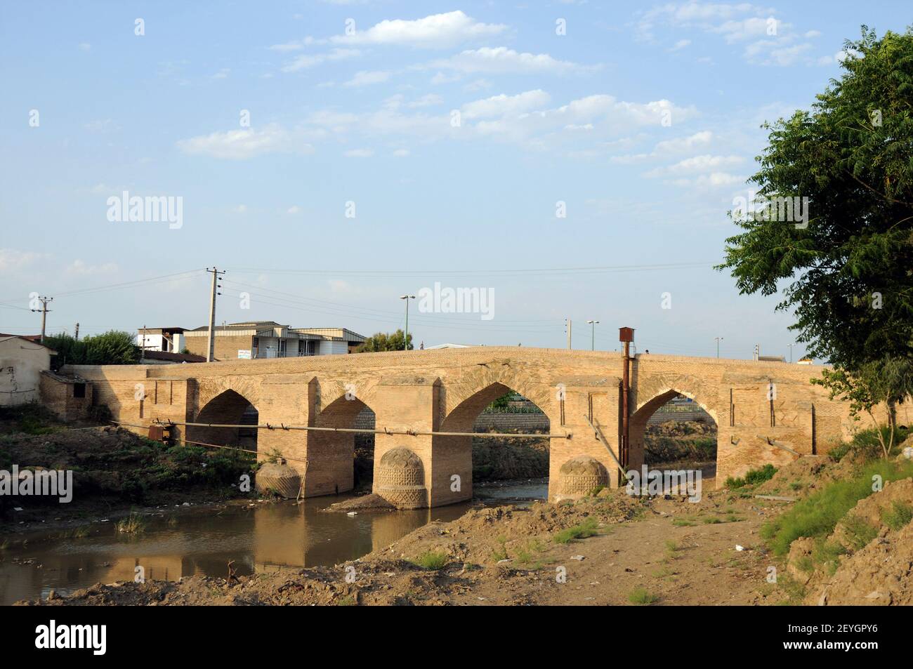 Die Akkale-Brücke wurde im 12th. Jahrhundert während der Großen Seldschuken-Zeit erbaut. Die Brücke ist aus Ziegelstein. Gurgan, Iran. Stockfoto