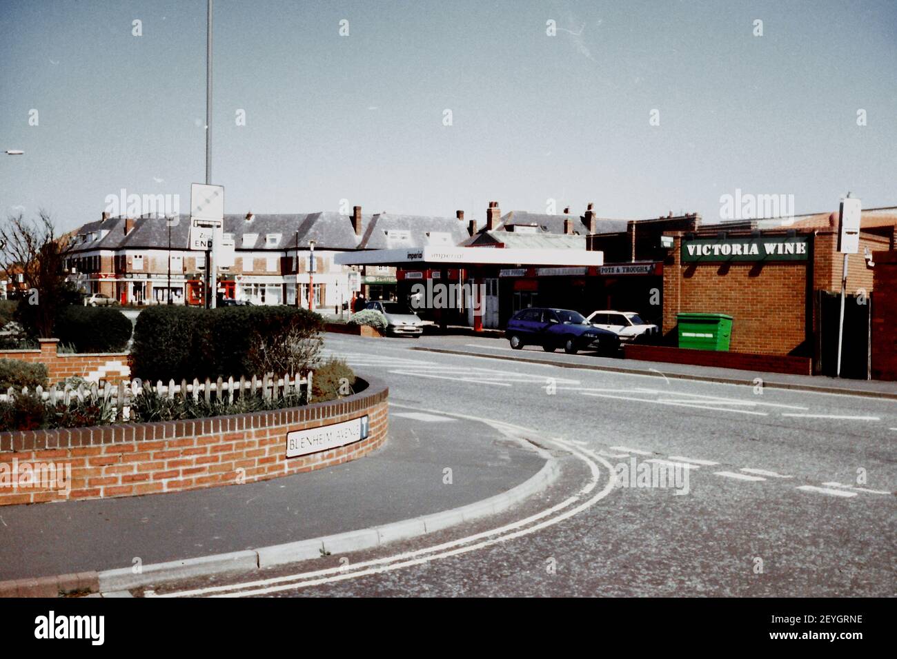 2004 -The Parade, Upgang Lane, Whitby, North Yorkshire, Großbritannien - ein altes Foto der Gebäude, die weggefegt wurden, um Fairways Court Altersheime zu bauen. Auf dem Gelände befanden sich Fairways Garage (mit einem kleinen Gartencenter) und Victoria Wines aus Lizenz Stockfoto