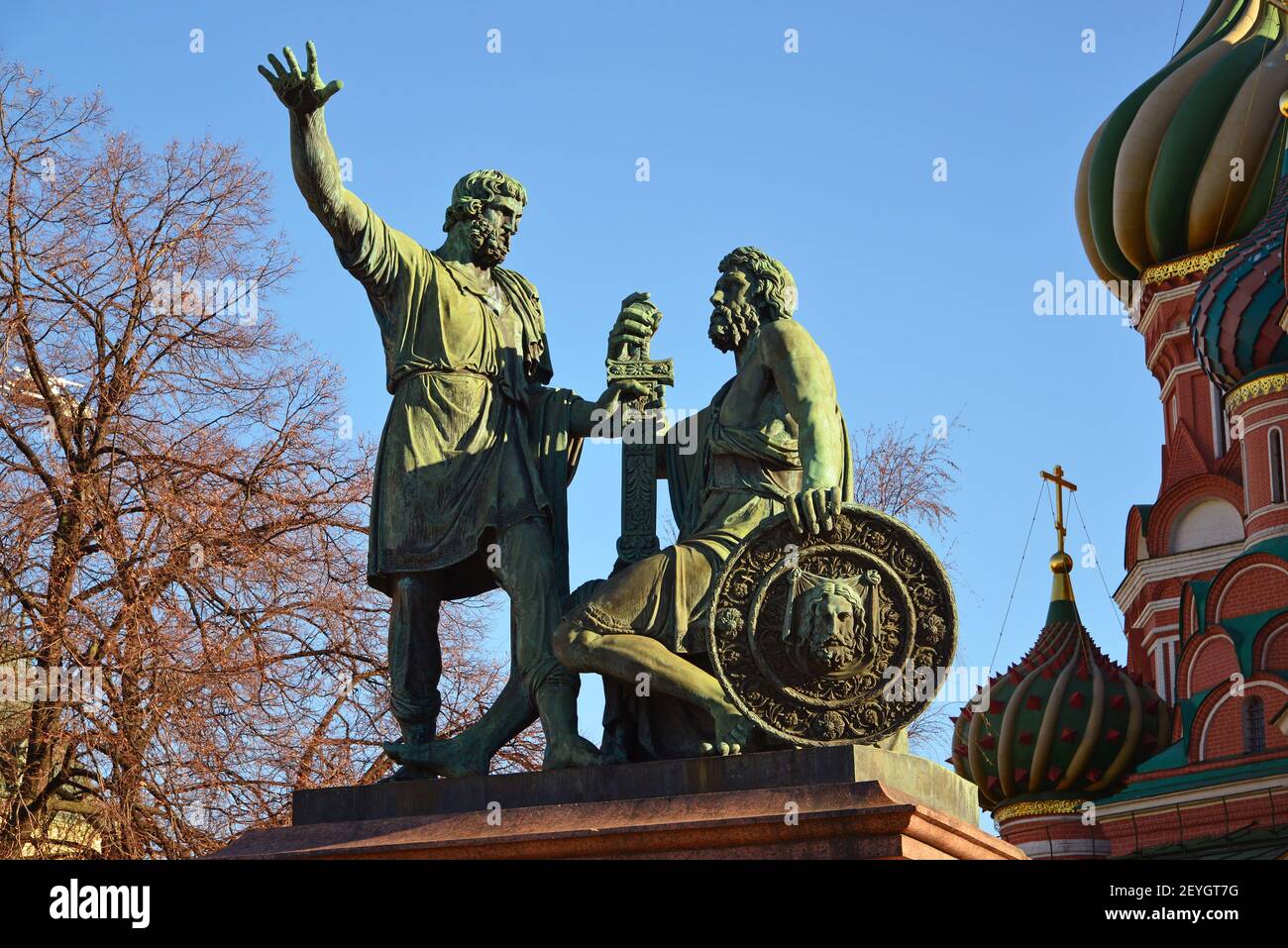 Dmitry Pozharsky und Kusma Minin-Denkmal auf dem Roten Platz in der Nähe von Kathedrale von Vasily gesegnet Stockfoto