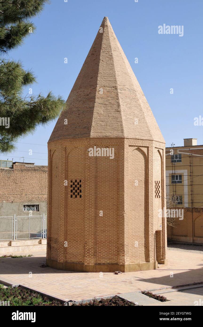 Das Burcu-Kurban-Mausoleum wurde im 12th. Jahrhundert während der Großen Seldschuken-Zeit erbaut. Ziegel wurde für den Bau des Grabes verwendet. Hamedan, Iran. Stockfoto
