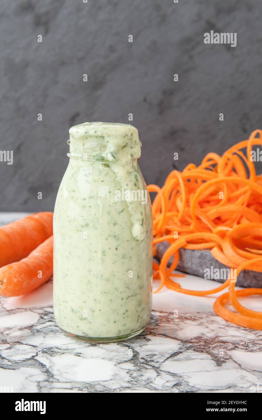 Joghurtdressing mit frischem Salat Stockfoto