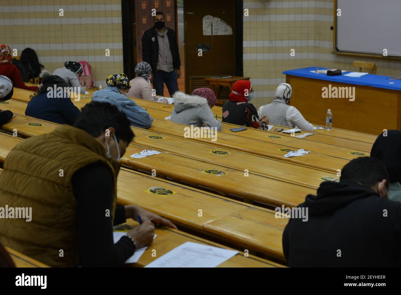 Kairo, Ägypten, 4. März 2021, innen Blick auf Prüfungen in Ägypten inmitten Covid-19 Pandemie, Studenten nehmen in-class Prüfungen Stockfoto