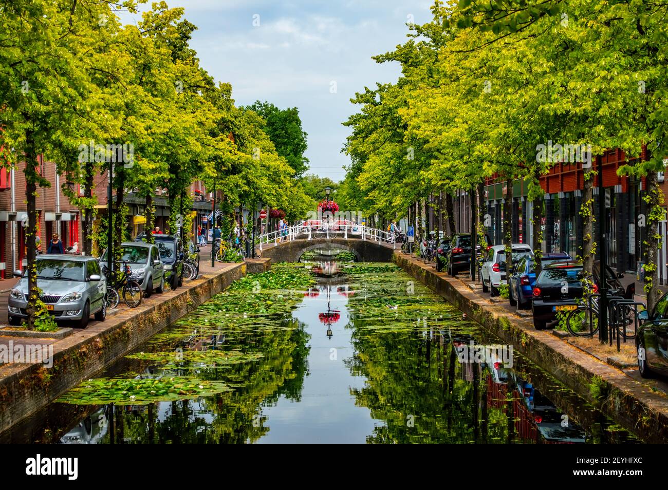 Delft, Niederlande - 11. Juli 2019: Panoramablick auf die Stadt Delft in den Niederlanden mit Kanälen und Brücken Stockfoto