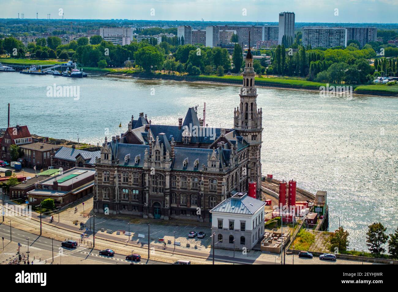 Antwerpen, Belgien - 12. Juli 2019: Luftaufnahme des Lotsengebäudes in Antwerpen, Belgien Stockfoto