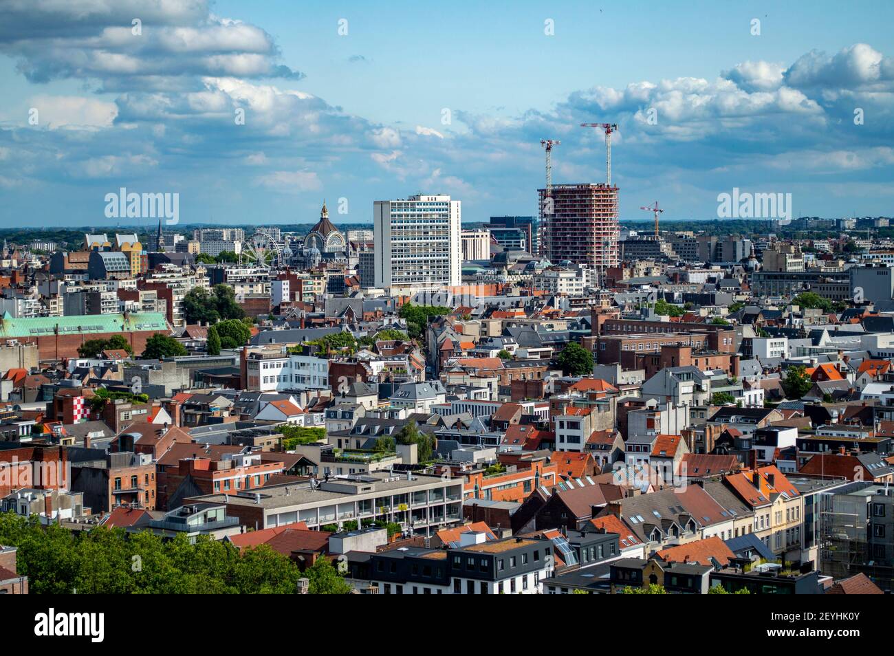 Antwerpen, Belgien - 12. Juli 2019: Luftaufnahme der Stadt Antwerpen in Belgien, mit alten und modernen Gebäuden Stockfoto