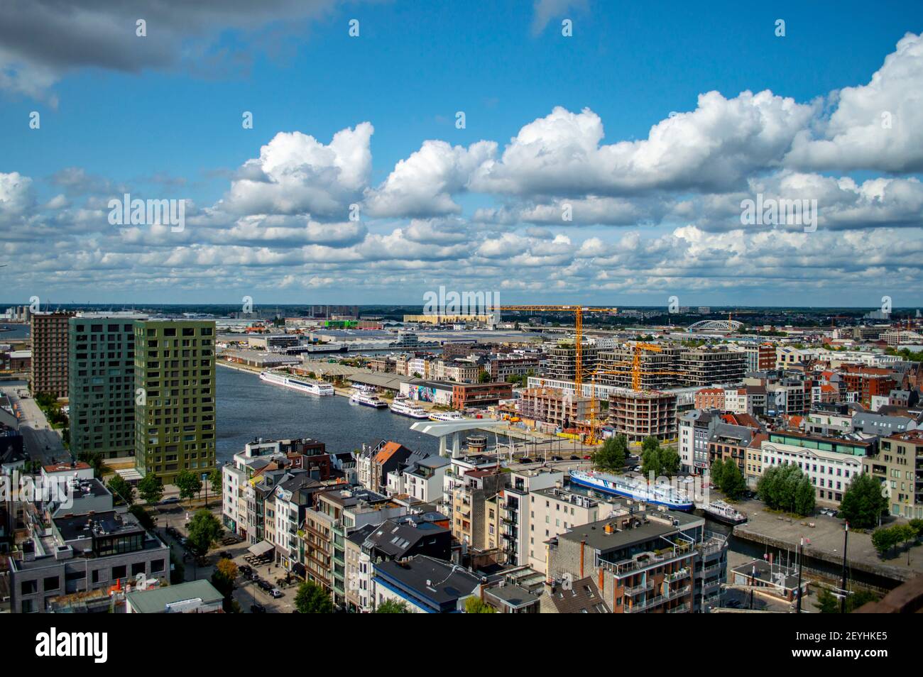 Antwerpen, Belgien - 12. Juli 2019: Luftaufnahme der Stadt Antwerpen, Belgien, an einem sonnigen Sommertag, mit modernen Gebäuden Stockfoto