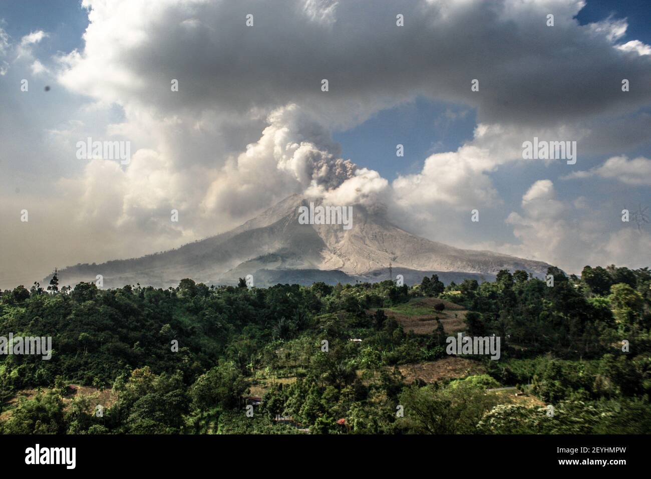 Beratagi, Indonesien. März 2021, 02nd. Der Berg Sinabung in Karo Regency, Nord-Sumatra, brach erneut aus und spütete vulkanische Asche bis zu 2000 Meter Ost-Südost. Kredit: SOPA Images Limited/Alamy Live Nachrichten Stockfoto