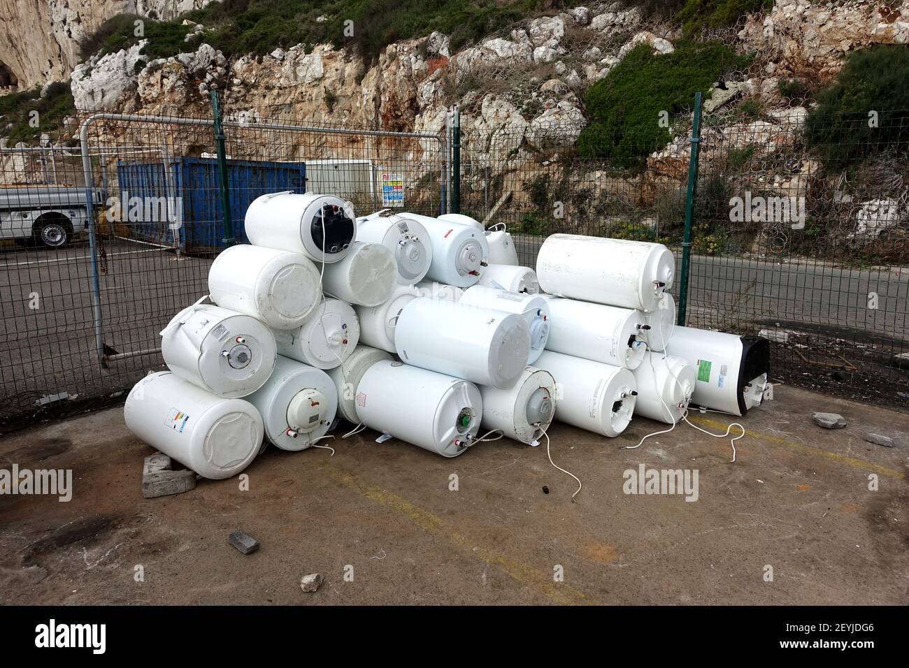 Gibraltar 09 November 2020: Viele kaputte und alte Wasserheizer auf der Müllhalde Stockfoto