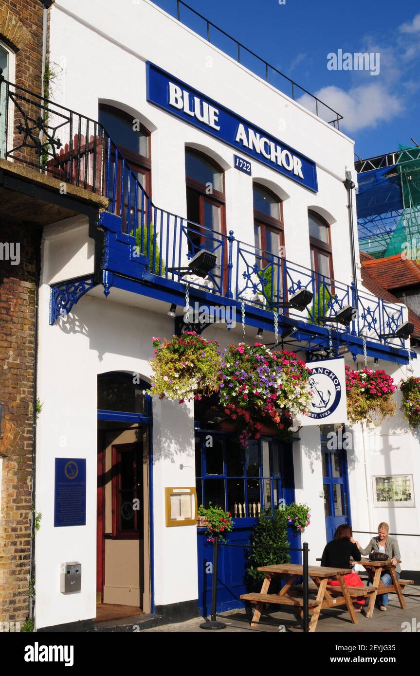Damen unterhalten sich vor dem Blue Anchor Pub, Hammersmith, London, England Stockfoto
