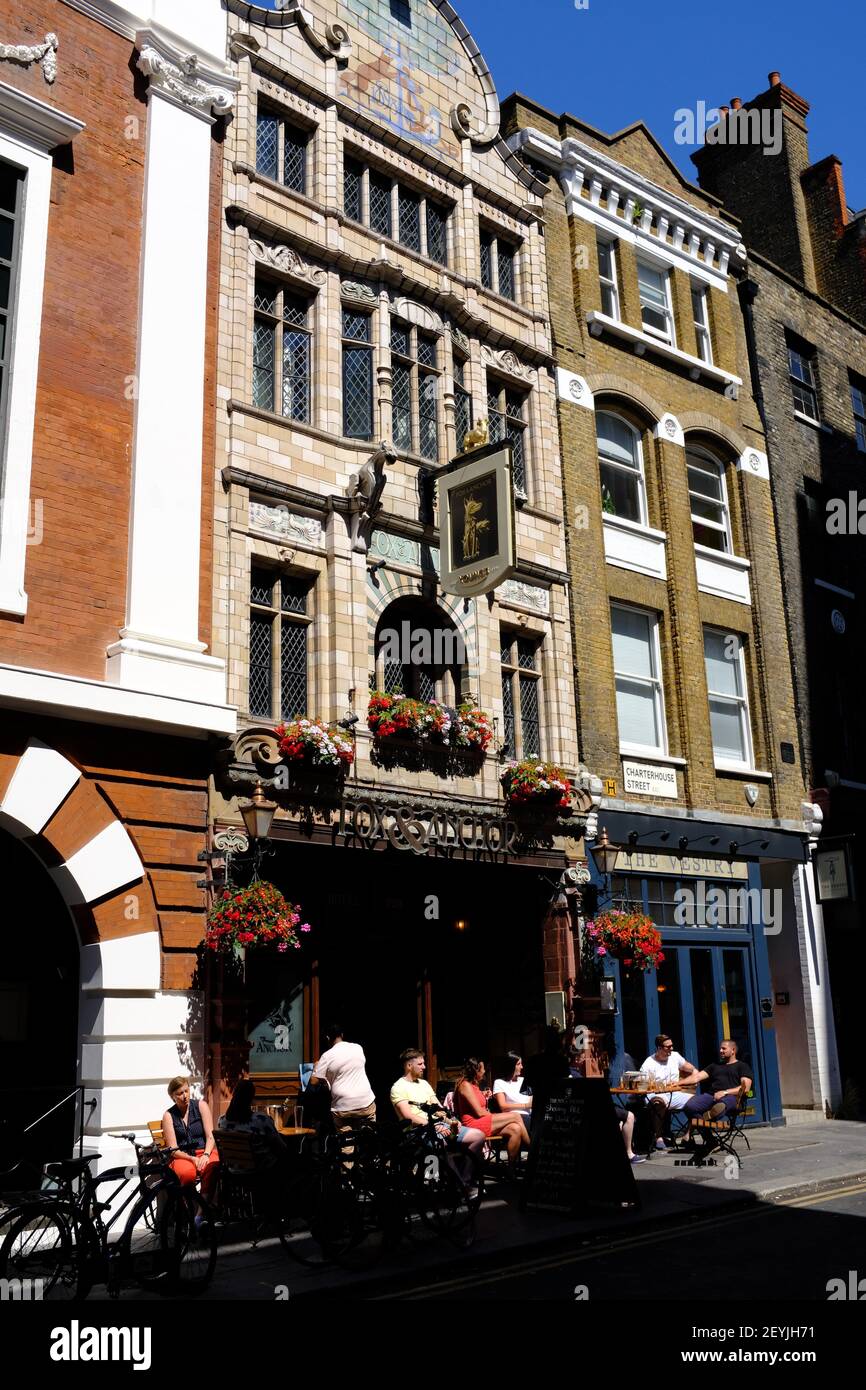 Menschen unterhalten sich vor dem Fox and Anchor Pub in Farringdon, London, England Stockfoto