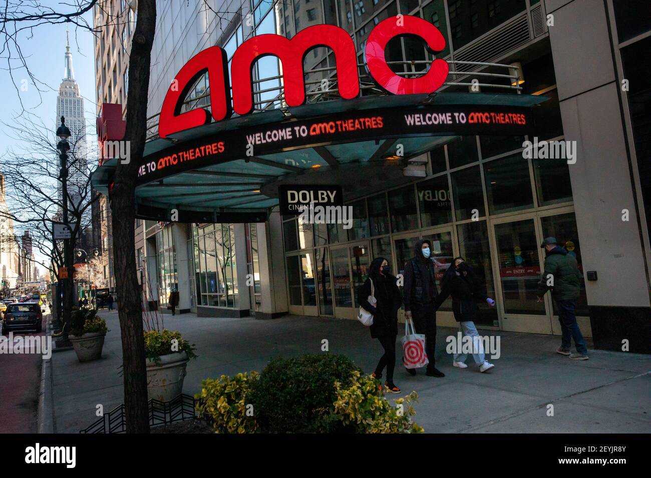 New York, USA. März 2021, 5th. Menschen laufen an einem Kino in New York, USA, vorbei, 5. März 2021. Einige Kinos in New York wurden am Freitag wiedereröffnet, nachdem alle Kinos in der Stadt am 17. März 2020 zusammen mit Nachtclubs, kleinen Theaterhäusern und Konzertsälen während des COVID-19 Ausbruchs geschlossen wurden. Quelle: Michael Nagle/Xinhua/Alamy Live News Stockfoto