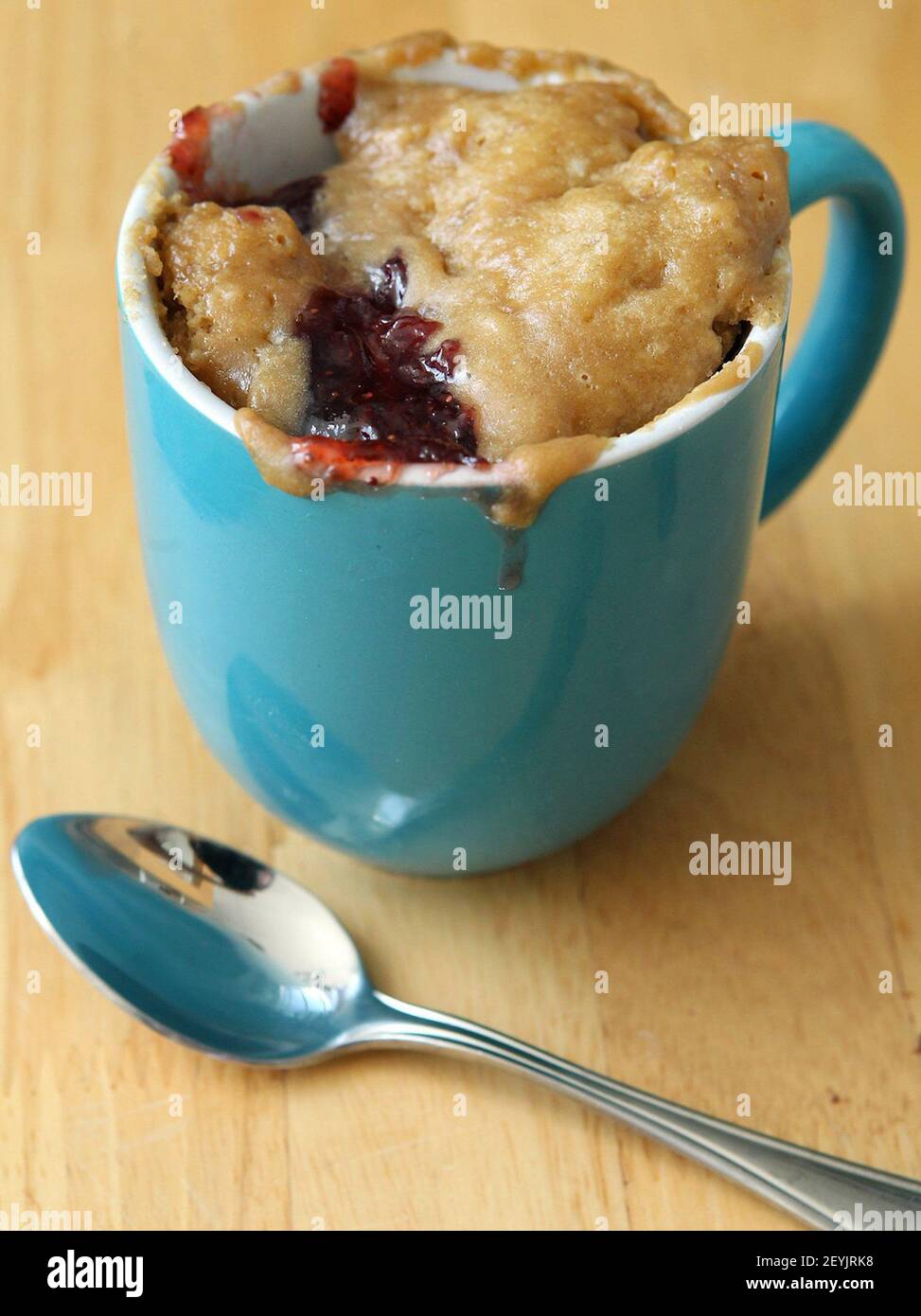 Ein Dessert ist eine schnelle und einfache Sache, mit Kuchen in einer  Kaffeetasse in Minuten in der Mikrowelle gemacht servieren. 'Tasse Kuchen:  100 Speedy Mikrowelle Leckereien zu befriedigen Ihre Sweet Tooth' von