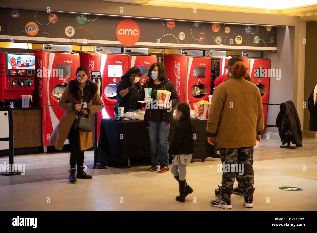 New York, USA. März 2021, 5th. Leute kaufen Snacks in einem Kino in New York, USA, 5. März 2021. Einige Kinos in New York wurden am Freitag wiedereröffnet, nachdem alle Kinos in der Stadt am 17. März 2020 zusammen mit Nachtclubs, kleinen Theaterhäusern und Konzertsälen während des COVID-19 Ausbruchs geschlossen wurden. Quelle: Michael Nagle/Xinhua/Alamy Live News Stockfoto