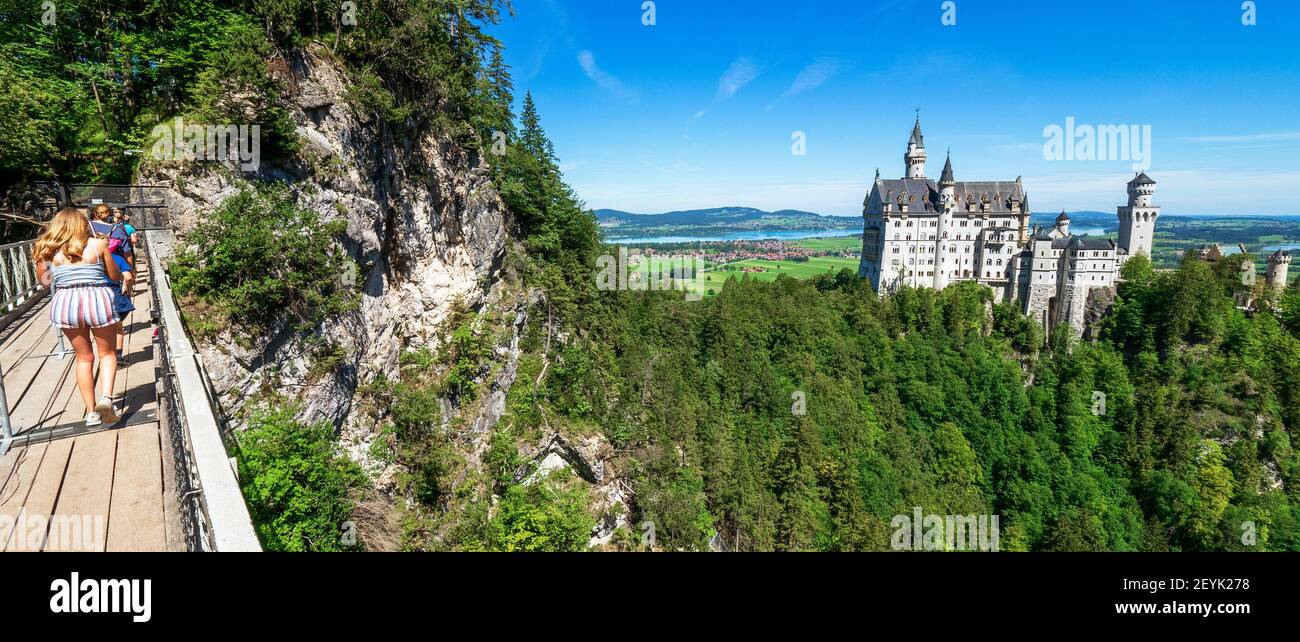 Blick auf das berühmte und erstaunliche Schloss Neuschwanstein, Bayern, Deutschland, von der Marienbrücke aus gesehen, einer Fußgängerbrücke über eine Klippe Stockfoto