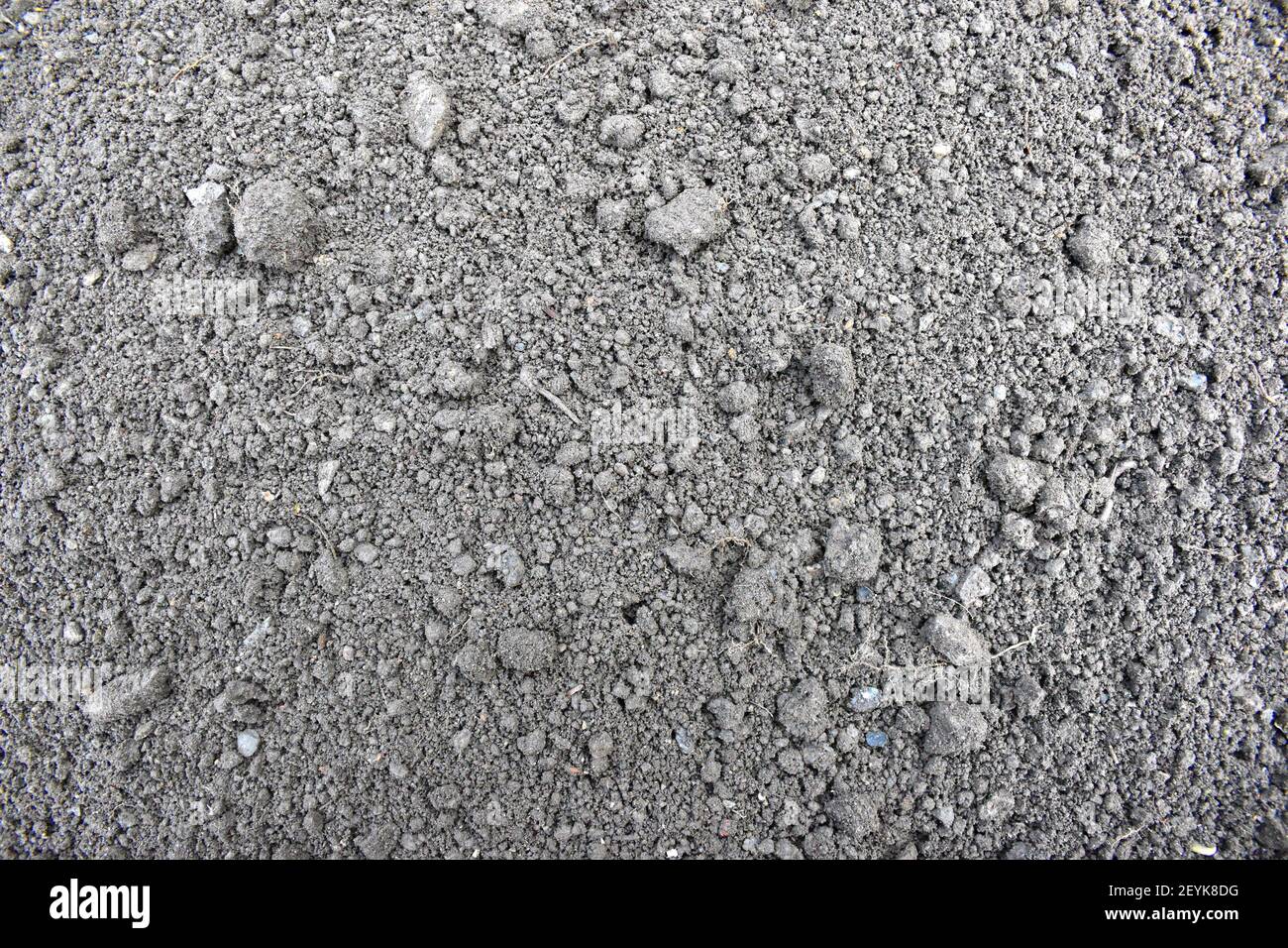 Hintergrund von frisch bebautem Land. Kleine Klumpen Lehmboden im Gemüsegarten. Munilla, La Rioja, Spanien. Stockfoto