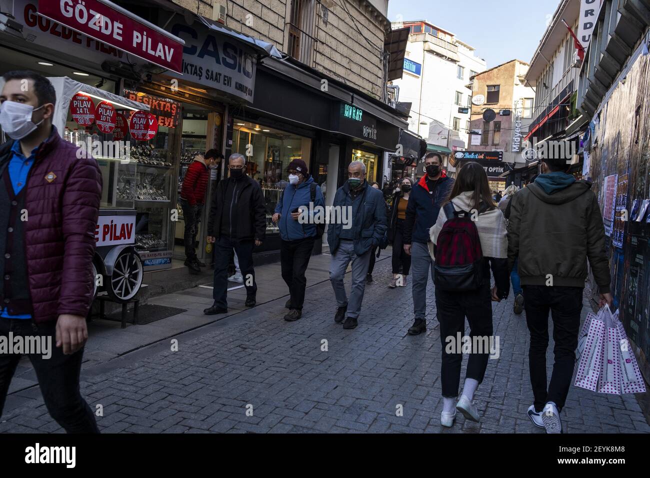 Menschen mit Gesichtsmasken gehen am 5. März 2021 auf einer Straße in Istanbul, Türkei. Die Türkei hat 28.901 Todesfälle und 2.757.460 positive Fälle der Coronavirus-Infektion im Land bestätigt. Foto von Ihsan Sercan Ozkurnazli/Depo Photos/ABACAPRESS.COM Stockfoto