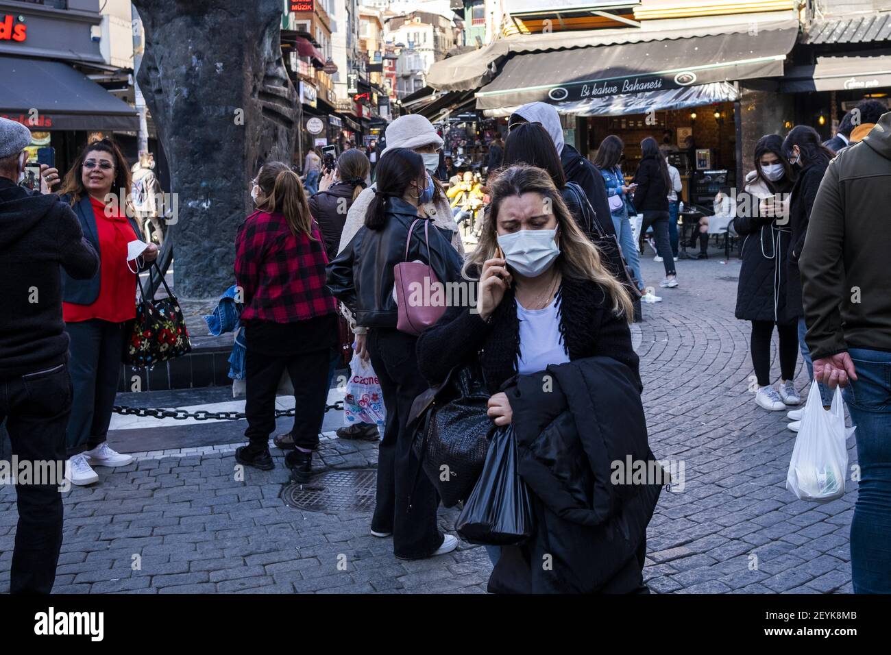 Menschen mit Gesichtsmasken gehen am 5. März 2021 auf einer Straße in Istanbul, Türkei. Die Türkei hat 28.901 Todesfälle und 2.757.460 positive Fälle der Coronavirus-Infektion im Land bestätigt. Foto von Ihsan Sercan Ozkurnazli/Depo Photos/ABACAPRESS.COM Stockfoto