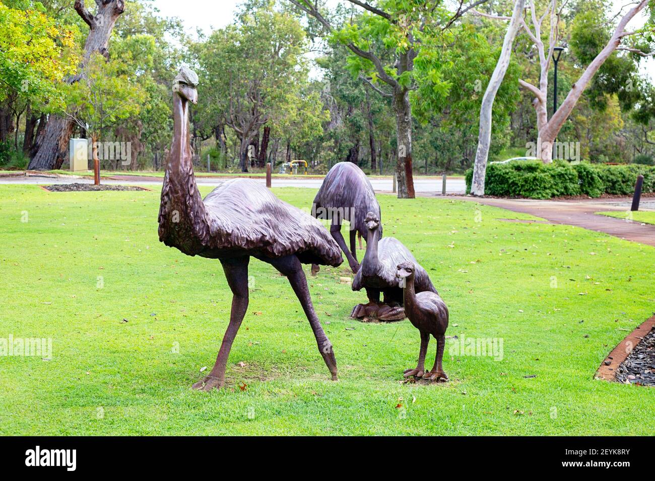 Emu Skulpturen außerhalb City of Melville Bürgerzentrum Stockfoto