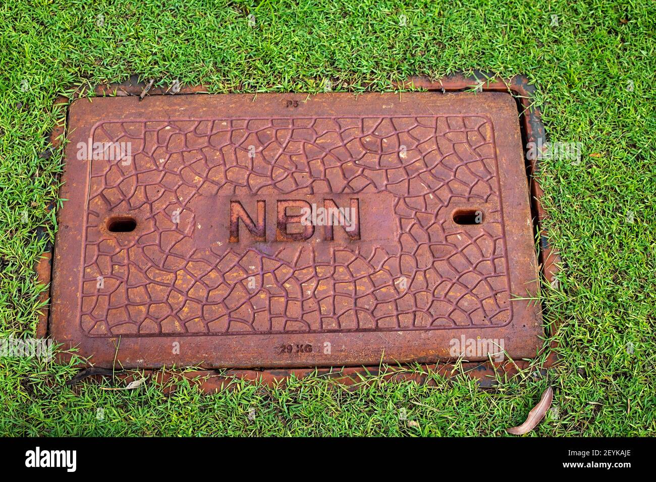 NBN-Formulierung über eine neue Straßengrube des Australiers National Broadband Network Hybrid-Koaxial-Glasfaser-Netzwerk-Erweiterung Stockfoto