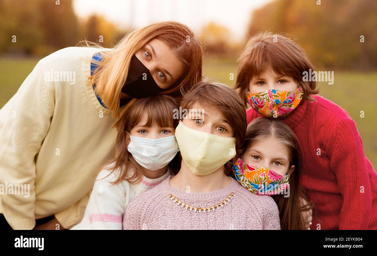 Gruppe von Schulfreundinnen tragen Schutzmasken erwarten Ende der Pandemie Lockdown, Freiheit und zurück zur Normalität Lebensstil Stockfoto