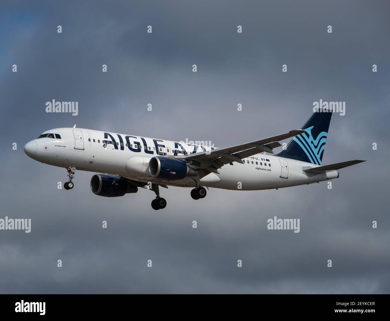 Porto, Portugal - 27. Juli 2019: F-HFUL Aigle Azur Airbus A320-200 in der Luft über Porto Stockfoto