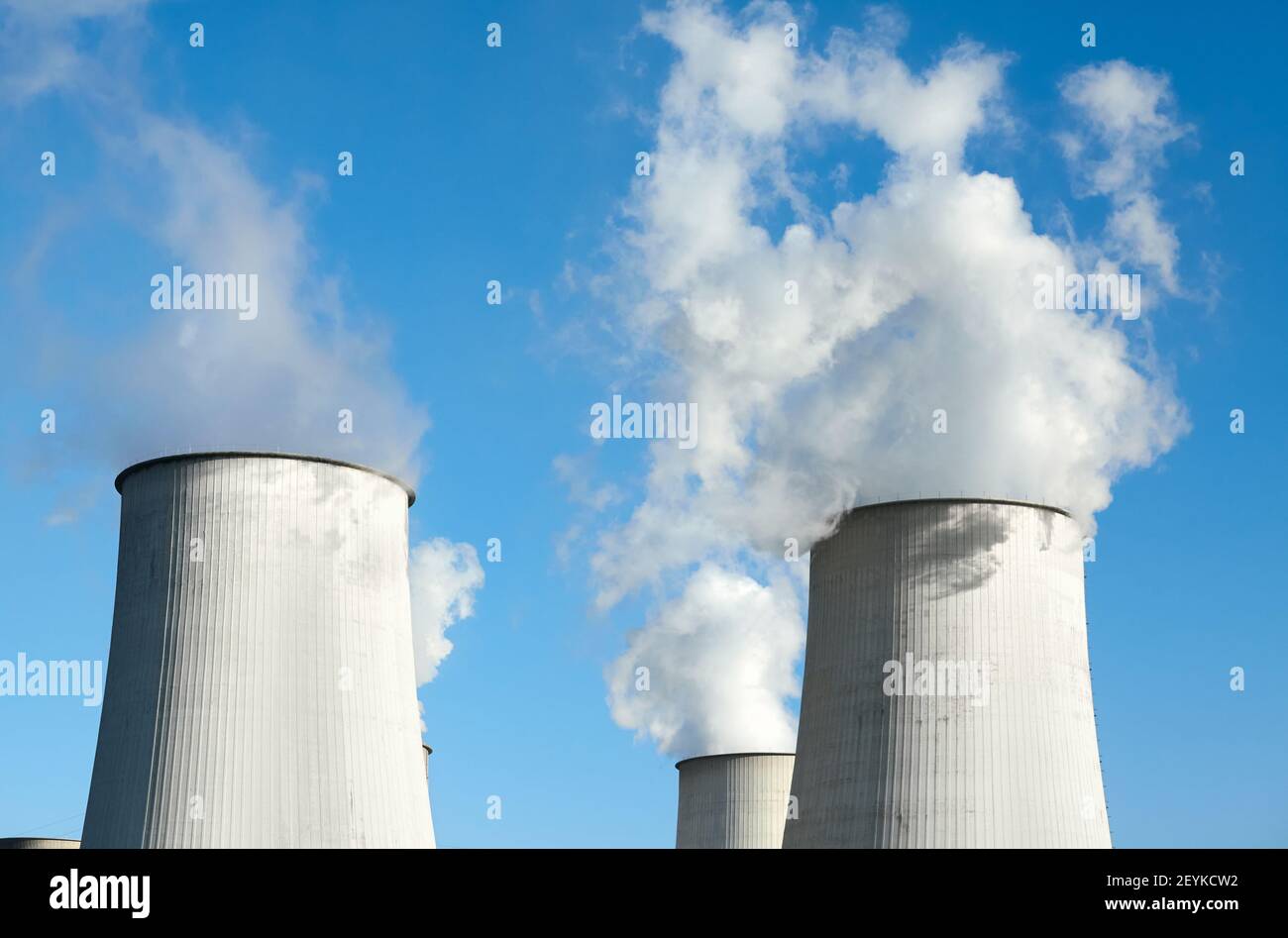 Rauchende Schlote gegen den blauen Himmel, Umweltverschmutzung Konzept. Stockfoto