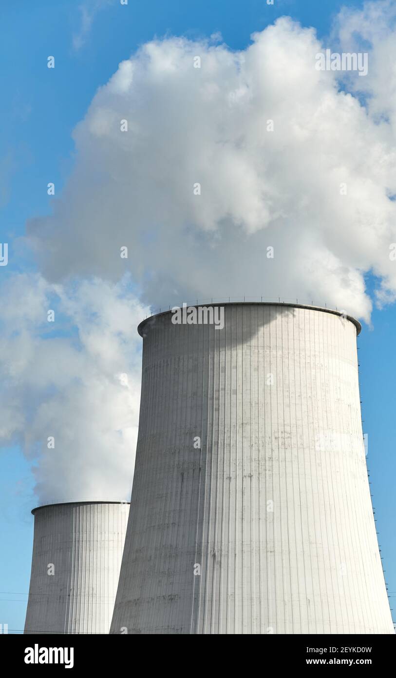 Rauchende Schlote gegen den blauen Himmel, Umweltverschmutzung Konzept. Stockfoto