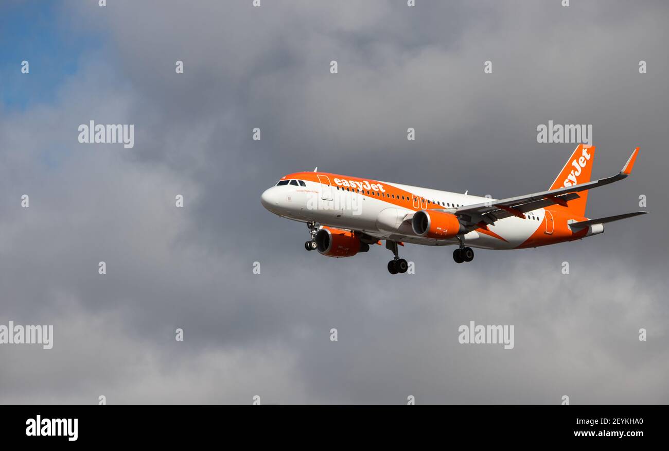 Oporto, Portugal - 27. Juli 2019: OE-IJA easyJet Europe Airbus A320-214 in der Luft über den Flughafen Porto Easyjet ist ein Low-Cost-Flugzeugträger. Stockfoto