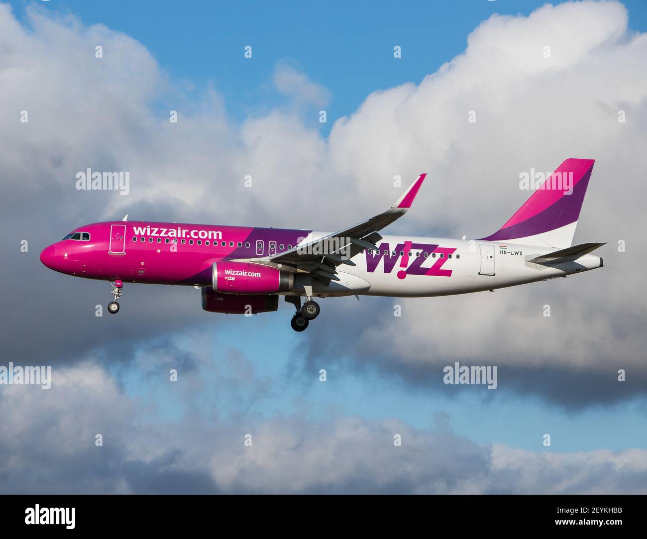 Porto, Portugal - 27. Juli 2019: HA-LWX Wizz Air Airbus A320-200 in der Luft über dem Flughafen Porto Stockfoto