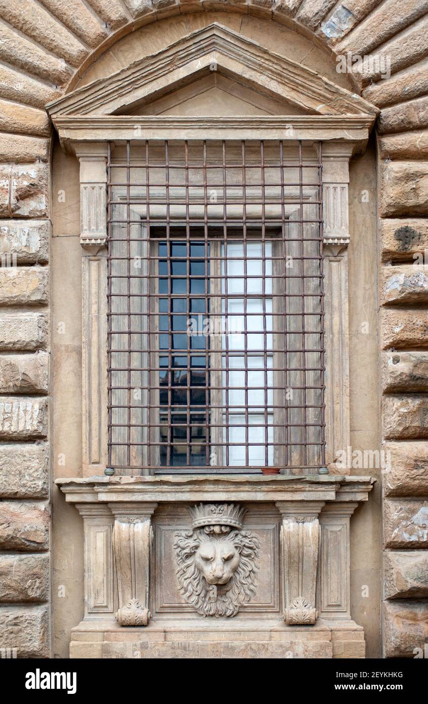 Florenz, Italien - 2021. Februar 19: Löwenkopf-Mauerwerk unter einem Fenster, an der Fassade des Palazzo Pitti. Stockfoto