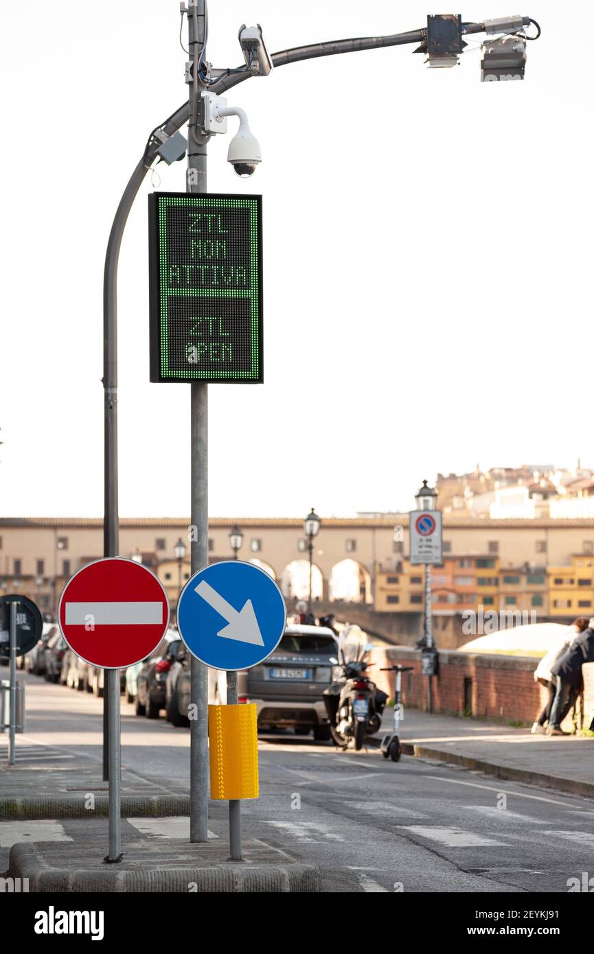 Florenz, Italien - 2021. Februar 21: Verkehrsberuhigte Zone, in der Nähe der Ponte Vecchio. Warnschild beleuchtet. Stockfoto
