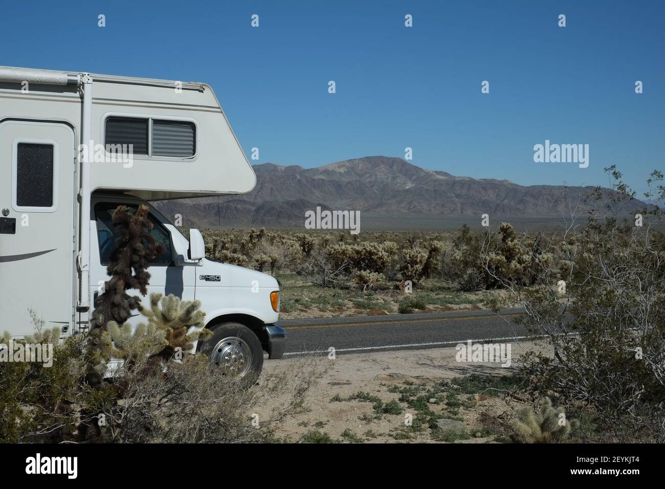 Joshua Tree National Park mit Wohnmobil Stockfoto Joshua Tree National Park mit Wohnmobil Stockfoto