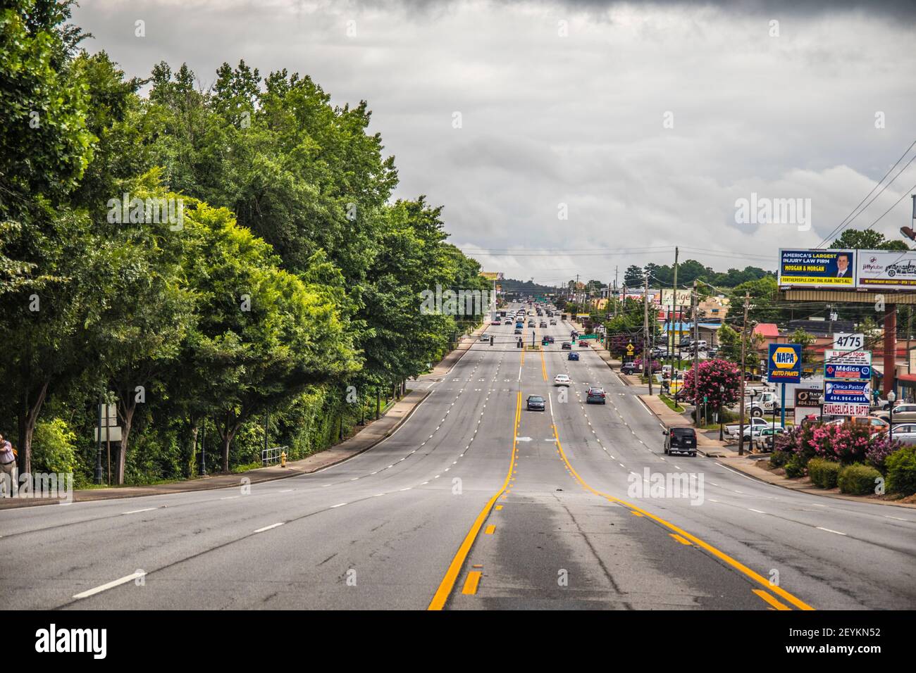 Snellville, GA / USA - 07 06 20: Verkehr auf einer 7 spurigen Autobahn mit dunklen Wolken Stockfoto