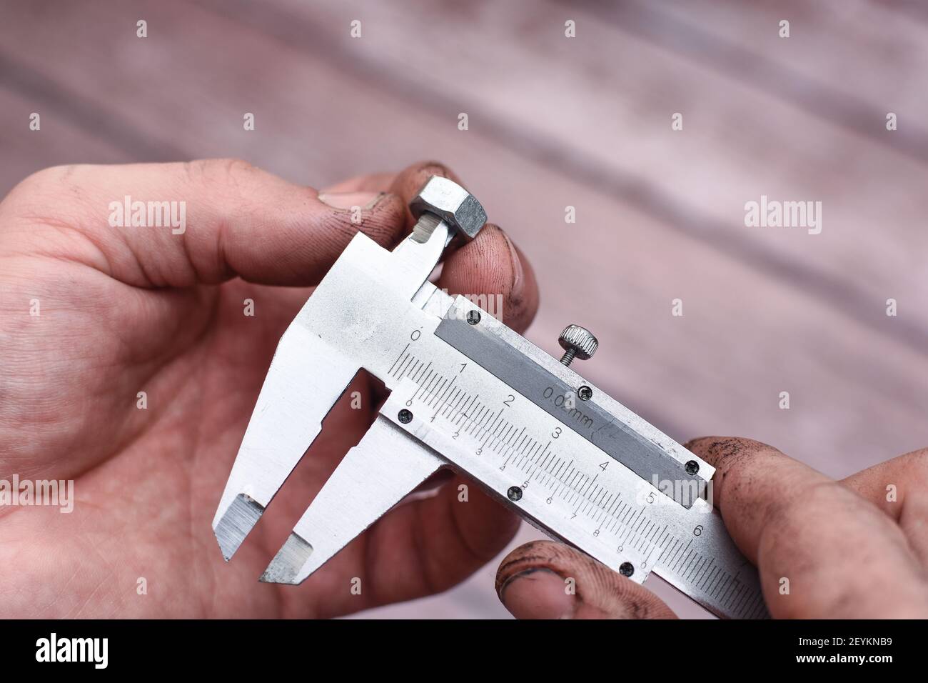 Messen des Durchmessers des Schraubengewindes mit einem Bremssattel. Stockfoto