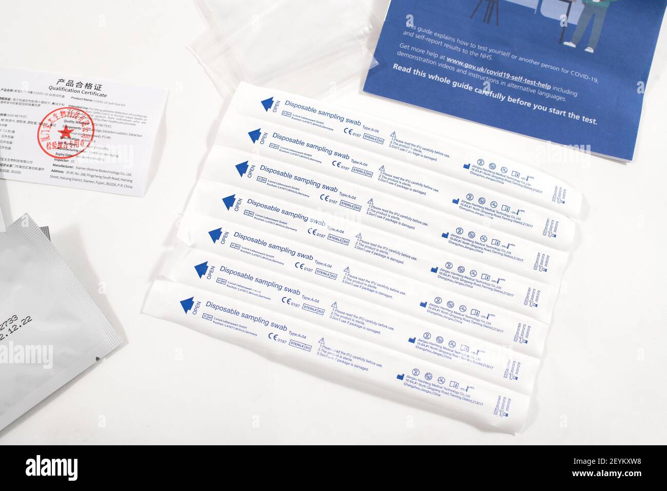 NHS COVID-19 Selbsttest-Kit auf weißem Hintergrund. Stockfoto