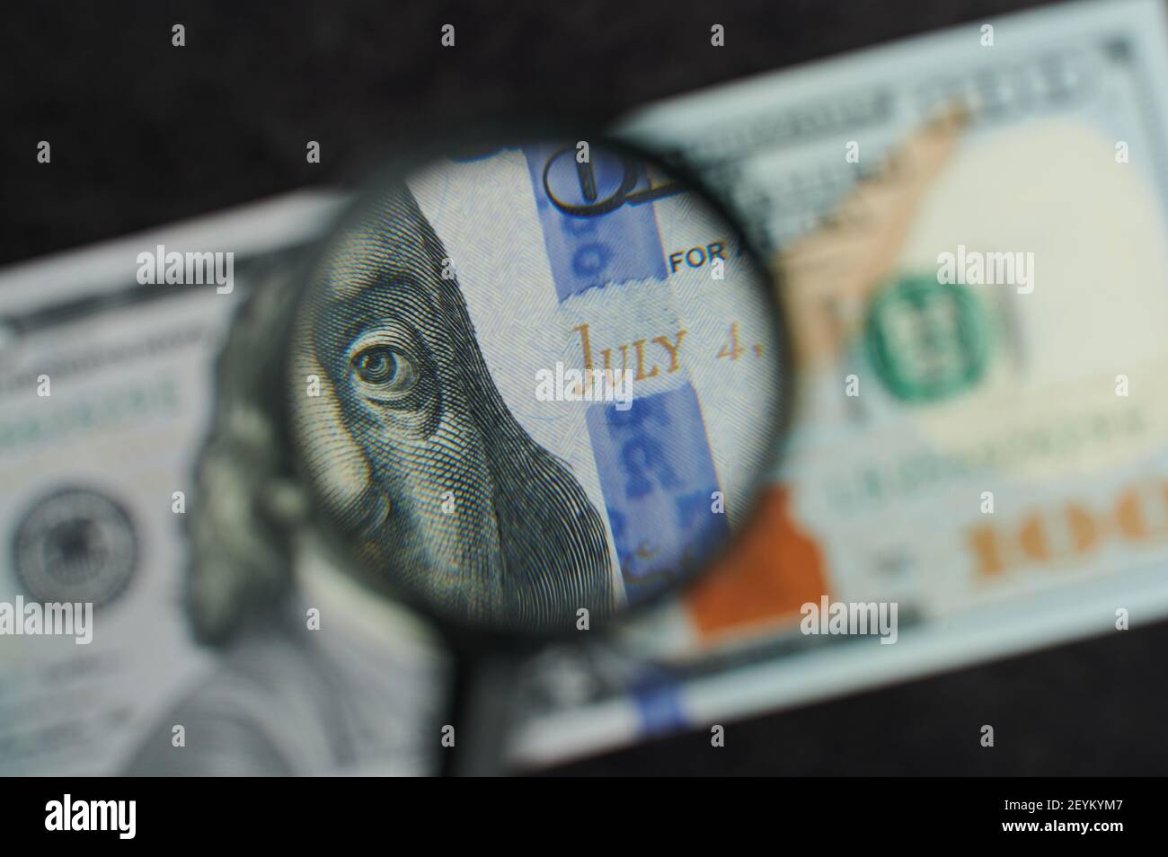 Juli 4 auf US-Dollar-Banknote durch Lupenansicht Stockfoto