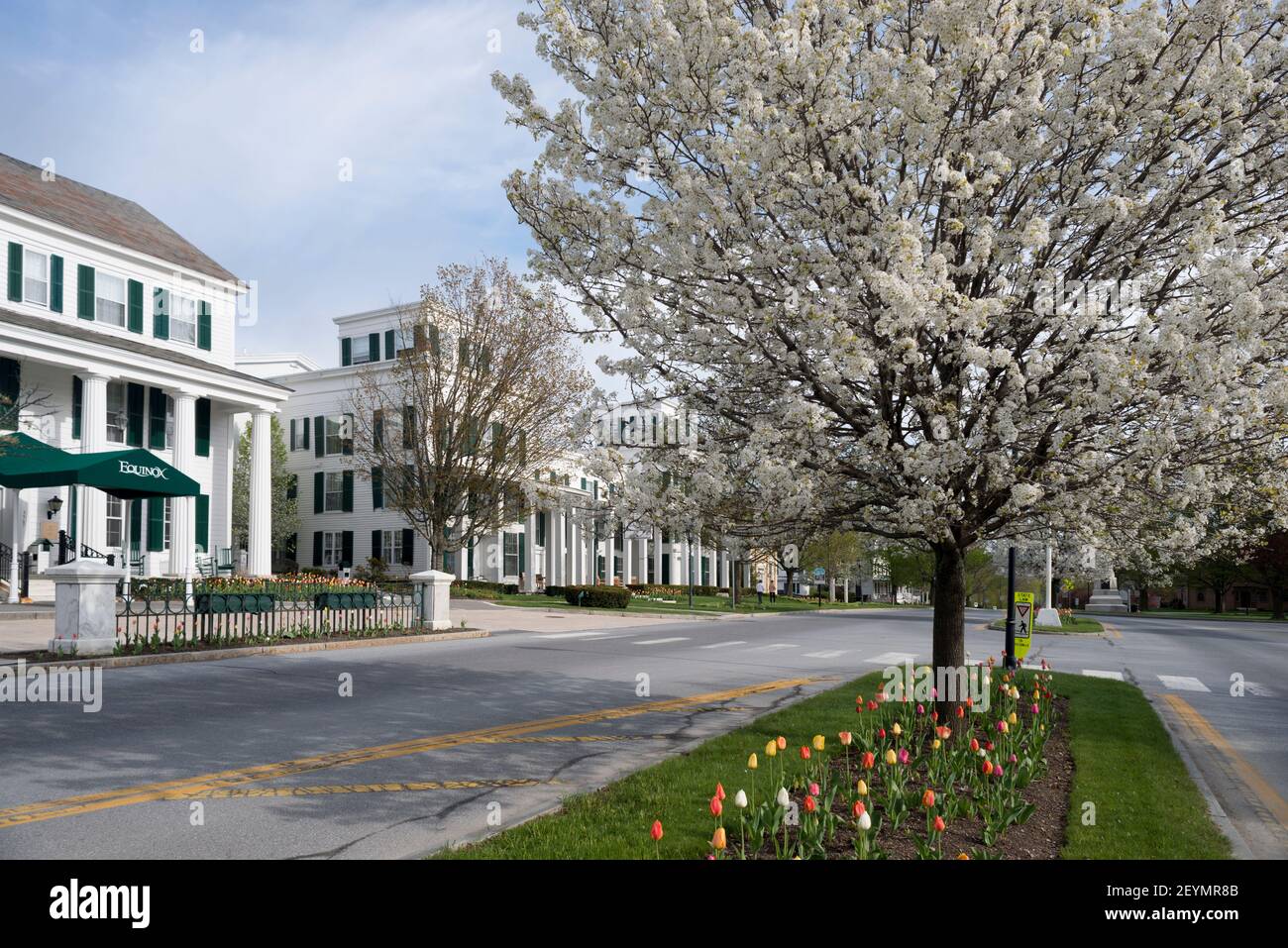 Frühlingsansicht des historischen Equinox Hotels im farbenfrohen Manchester Village in Manchester, Vermont. Stockfoto