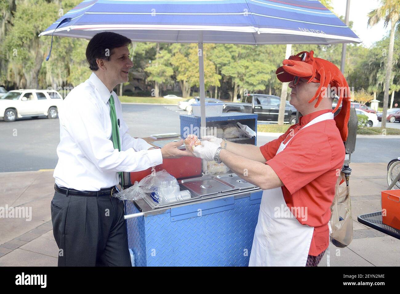 Tony Herndon, rechts, Eigentümer von Joe's Lobster Rolls Food Truck, übergibt eine Hummerrolle an den Gouverneurskandidaten und Staatsbürger Vincent Sheheen, links, am Donnerstag, den 5. Dezember 2013, Während des Senators Halt auf Hilton Head Island, S.C., während seiner landesweiten Small Business Listening Tour. (Foto von Delayna Earley/The Island Packet/MCT/Sipa USA) Stockfoto