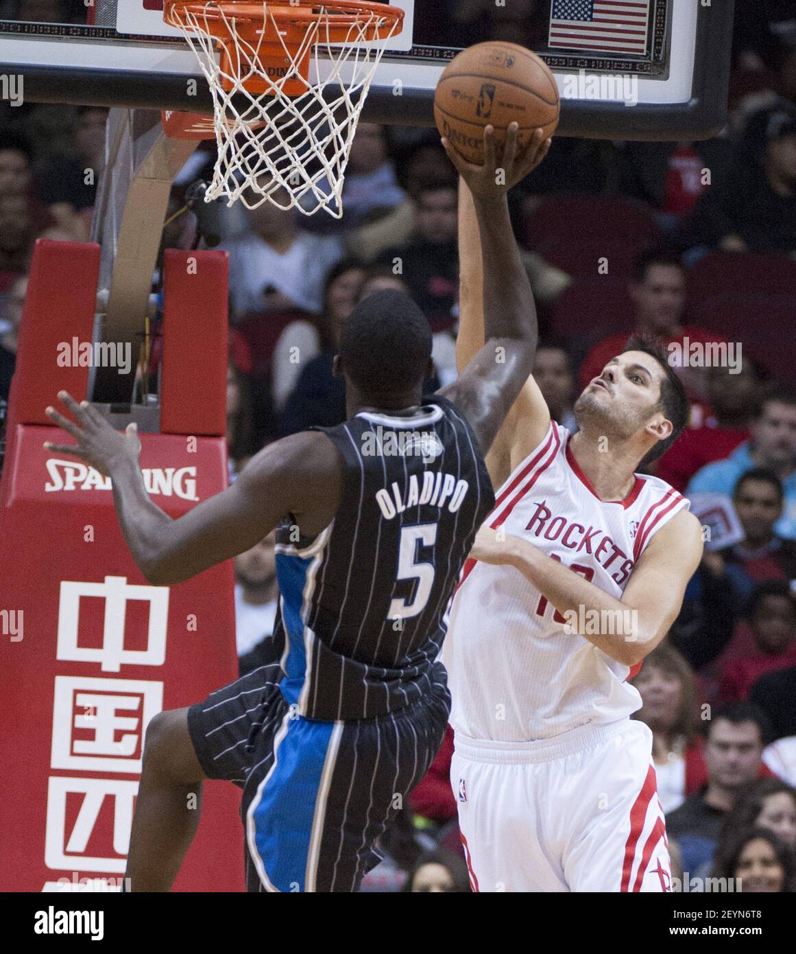 Houston Rockets Small Forward Omri Casspi (18) blockiert den Schuss von Orlando Magic Shooting Guard Victor Oladipo (5) in der zweiten Hälfte des Sieges der Rockets 98-88 am Sonntag, den 8. Dezember 2013, in Houston. (Foto von George Bridges/MCT/Sipa USA) Stockfoto