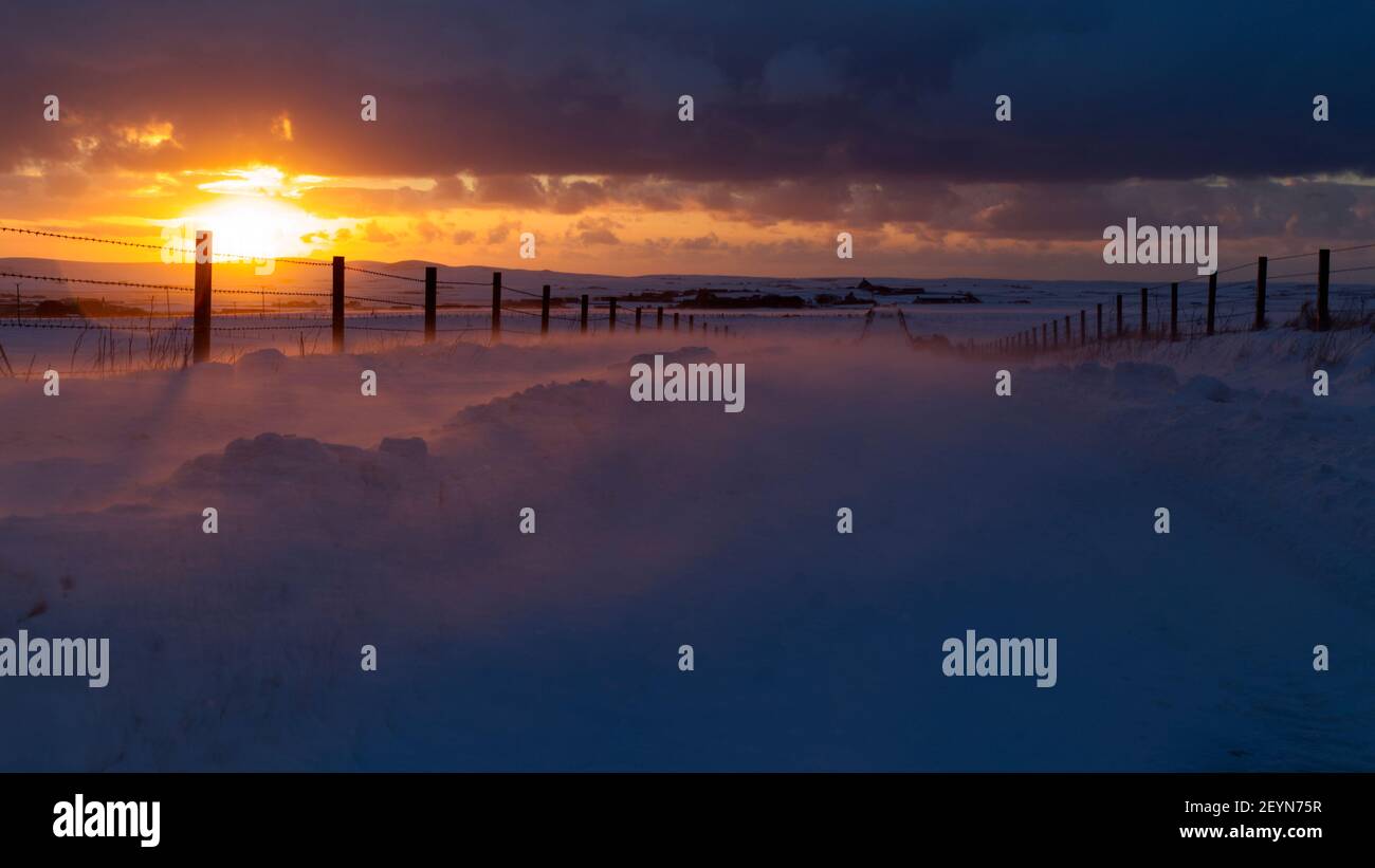 Dramatisches Winterlicht auf verschneiten Straßen, Orkney Islands Stockfoto