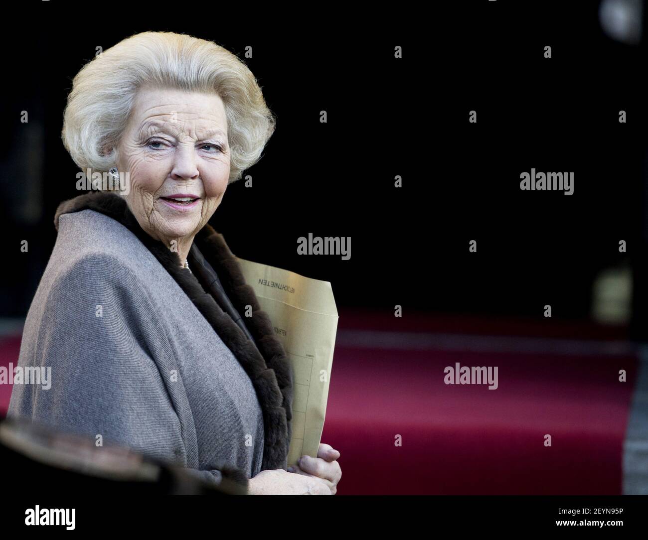 Ankunft von Prinzessin Mabel und Prinzessin Beatrix bei den Prince Claus Awards in Amsterdam, Niederlande, am 11. Dezember 2013. (Foto von Robin Utrecht/Sipa USA) Stockfoto