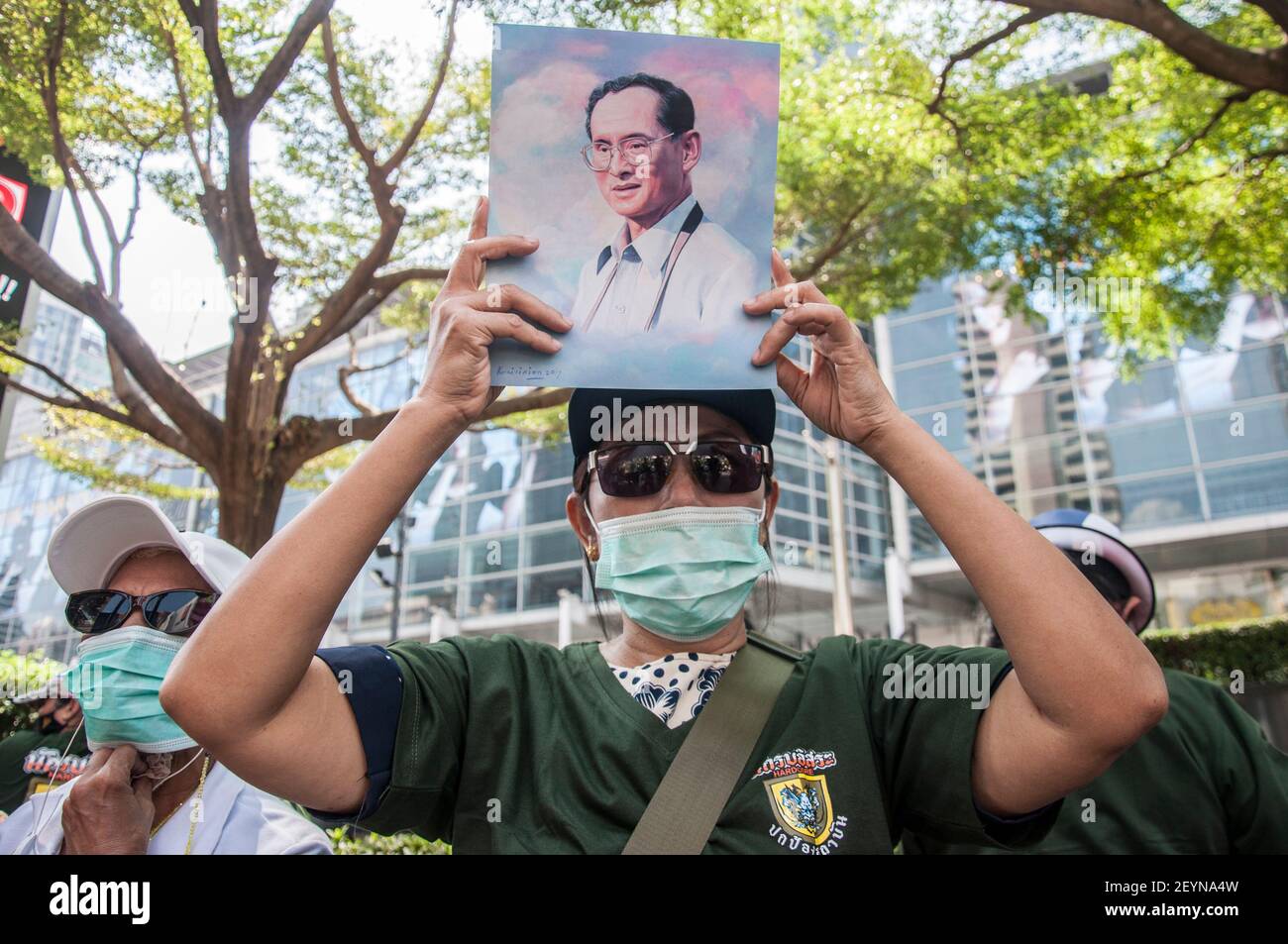Bangkok, Thailand. März 2021, 06th. Ein Protestant, der während der Demonstration ein Porträt von König Bhumibol (Rama IX) hält.Pro-royalistische Anhänger von König Maha Vajiralongkorn protestieren im Einkaufszentrum Central World, um Schutz für die Monarchie zu fordern. (Foto von Peerapon Boonyakiat/SOPA Images/Sipa USA) Quelle: SIPA USA/Alamy Live News Stockfoto