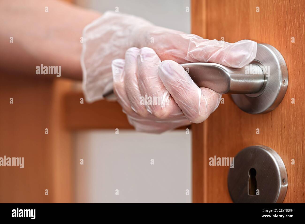 Handgriff aus Metall in Handschuhen - Virenschutz-Konzept Stockfoto