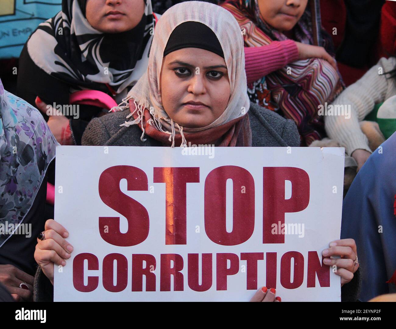 Anhänger von Pakistan Awami Tehreek (PAT) nehmen an einer Kundgebung Teil, die gegen Inflation, Korruption, Arbeitslosigkeit, gesetzgebende Situation Gesetz und Ordnung Situation des Landes protestiert. In Ost-Lahore, Pakistan am 29. Dezember 2013. (Foto von Rana Sajid Hussain/Sipa USA) Stockfoto