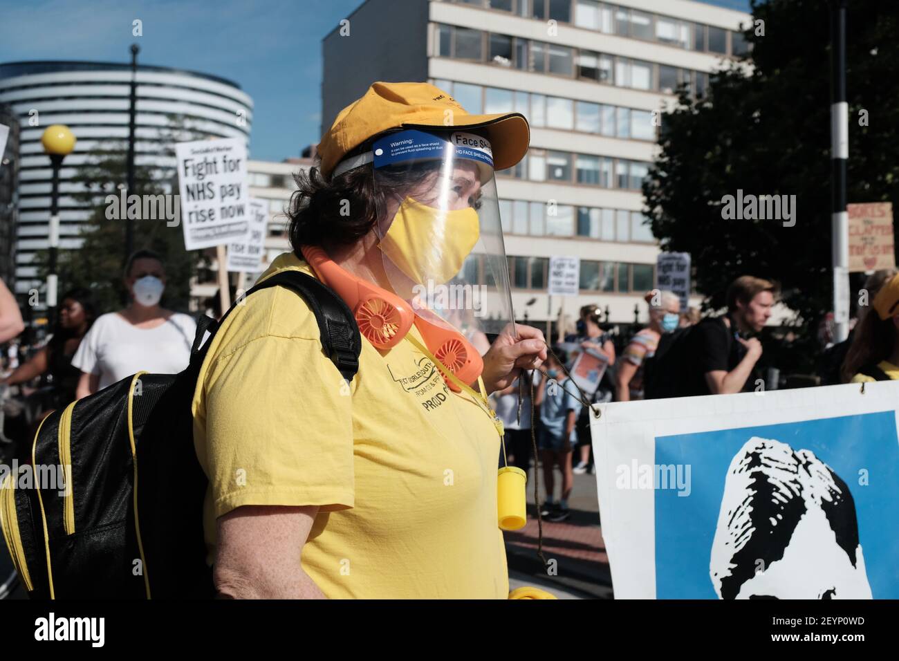 LONDON - 29th. JULI 2020: NHS-Arbeiter marschieren vom St. Thomas Hospital in die Downing Street, um Boris Johnson und die Regierung bezüglich Lohnkürzungen zu klatschen Stockfoto