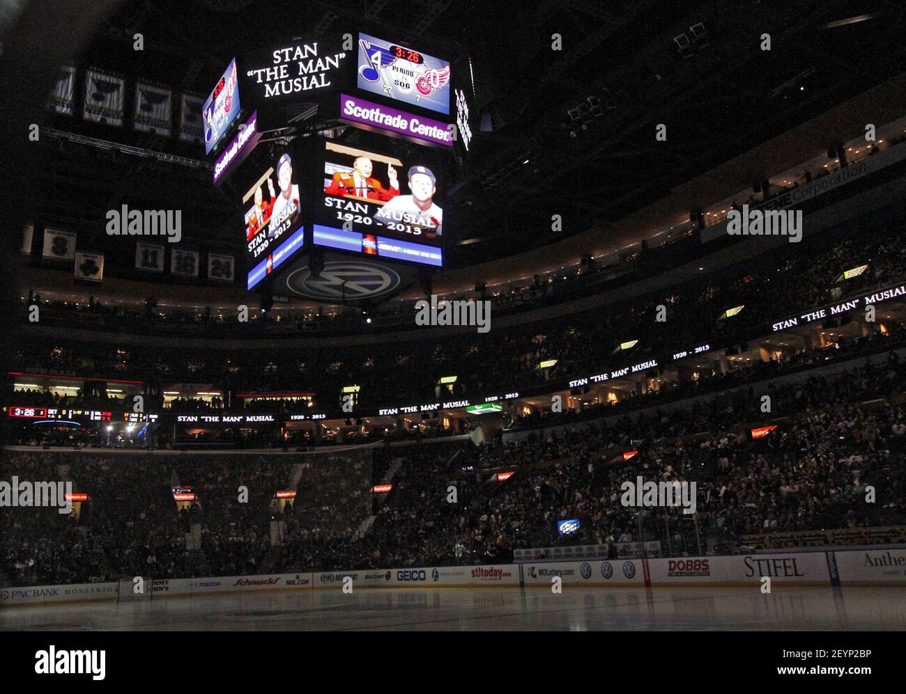 Die St. Louis Blues geehrt den Durchgang der Cardinals Halle der Famer Stan Musial mit einer Ankündigung während der Pause zwischen der zweiten und dritten Periode gegen die Detroit Red Wings im Scottrade Center in St. Louis, Missouri, Samstag, 19. Januar 2013. The Blues Blanked the Red Wings, 6-0. (Foto von Chris Lee/St. Louis Post-Dispatch/MCT/Sipa USA) Stockfoto