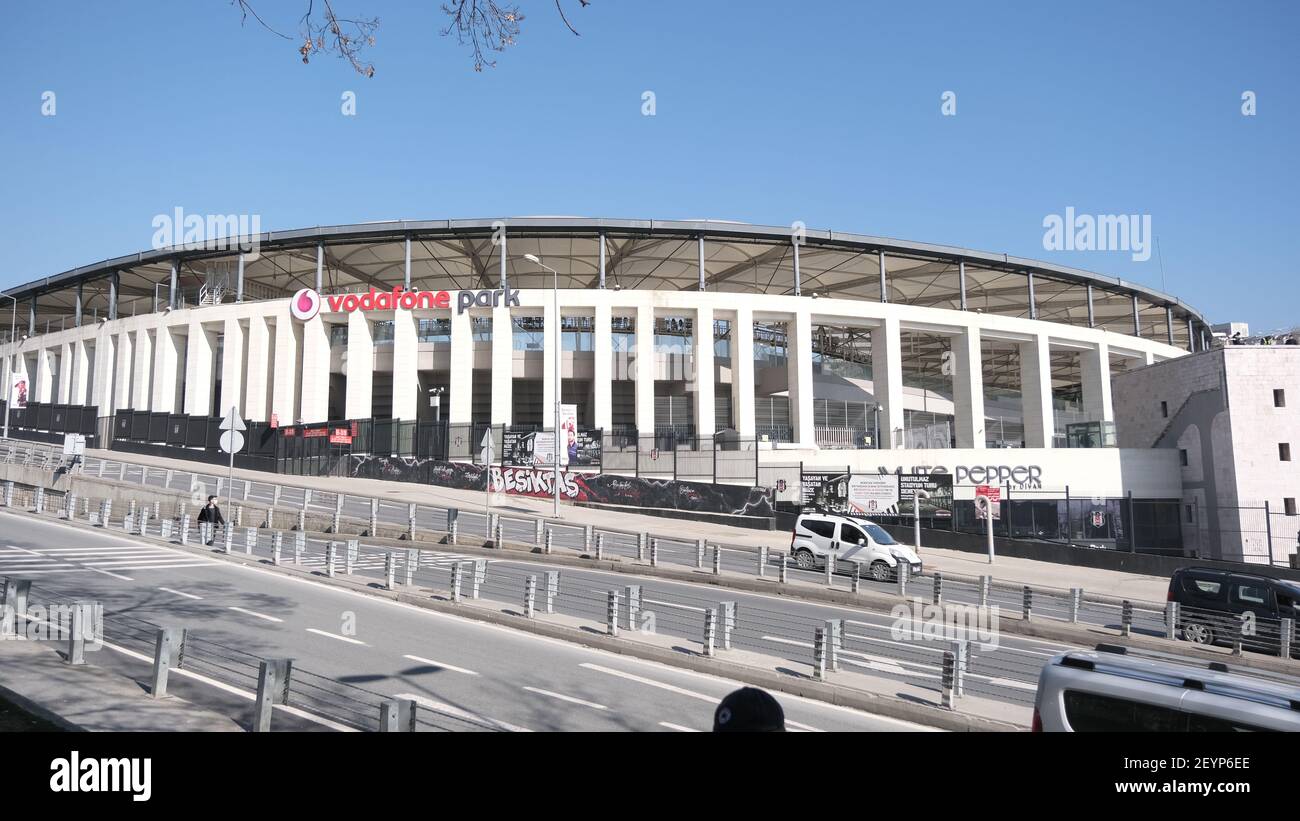 istanbul. Türkei. 04,03.2021. Besiktas Fußballverein Stadion Fassade in Istanbul während sonnigen Tages. Stockfoto