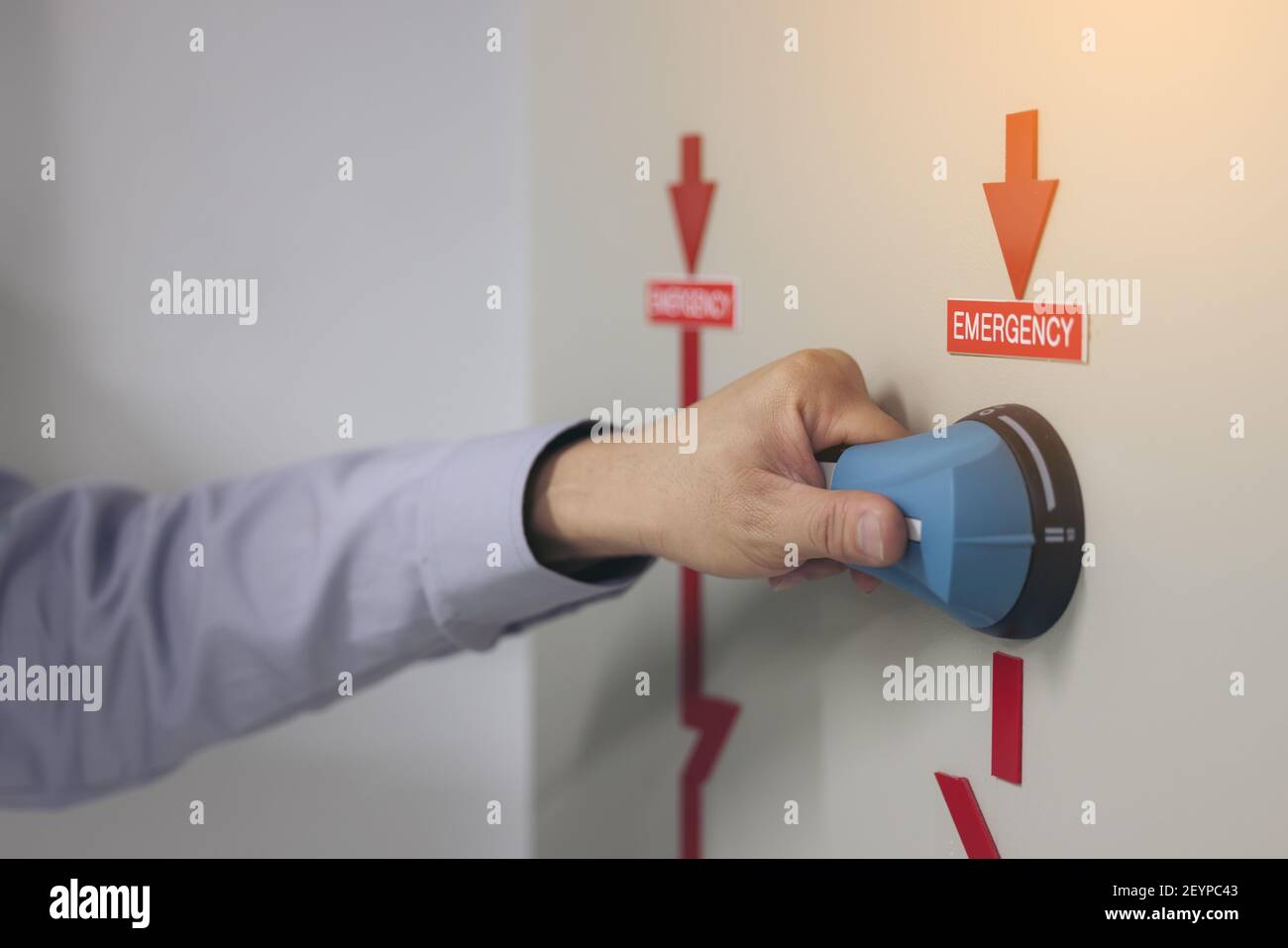 Der Techniker vorbeugende Wartung stellen Schalter Notstromversorgung Systeme Stockfoto